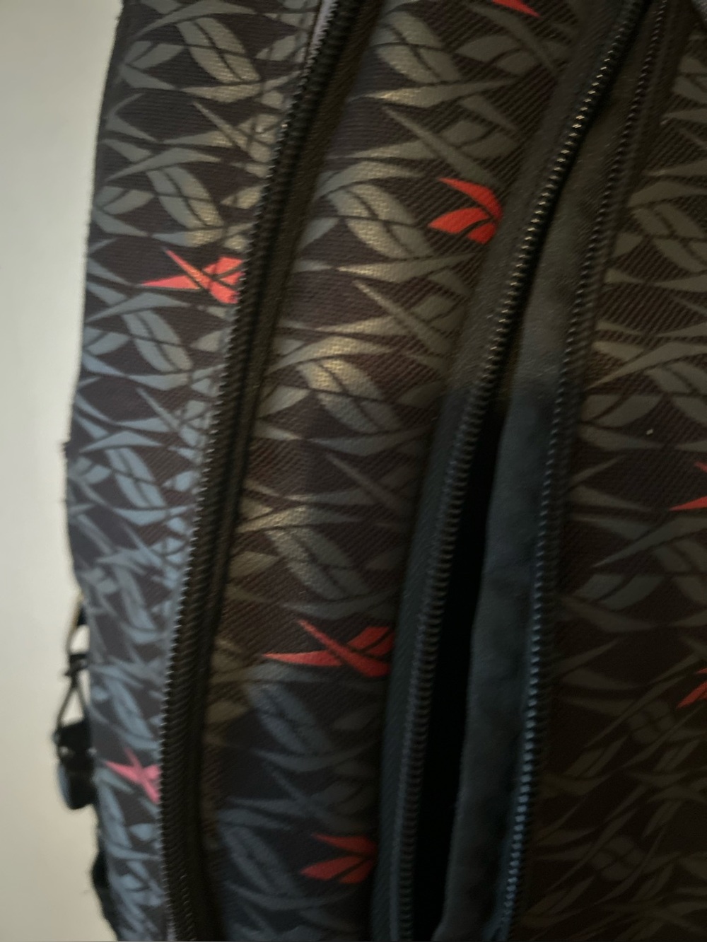 Reebok sling sports bag / like new - Picture 12 of 15